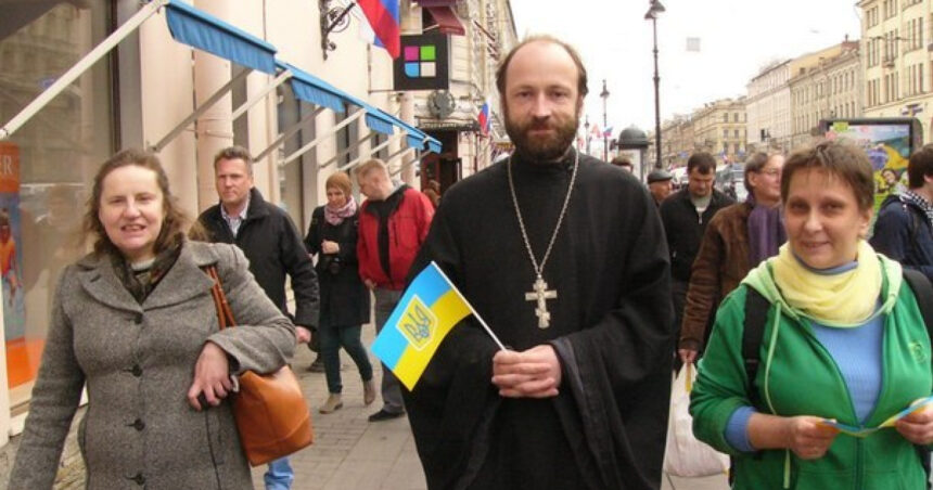 un preot rus a fost arestat direct din biserica pentru o poza din 2014 si un verset din biblie ce a spus acesta 67e155bdb3ac0