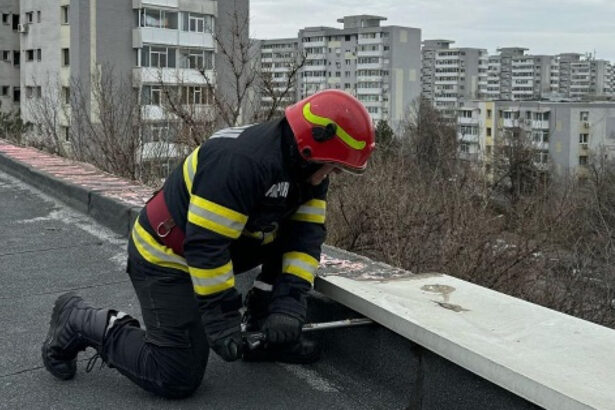 unei femei i a cazut in cap o bucata dintr un balcon in timp ce mergea pe o strada din capitala politistii fac cercetari 67e6e5eb38fbb