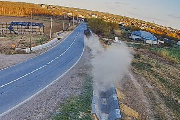 video accident grav in galati provocat de un sofer beat momentul in care masina iese de pe carosabil si zboara cativa metri 67dbd414b9027