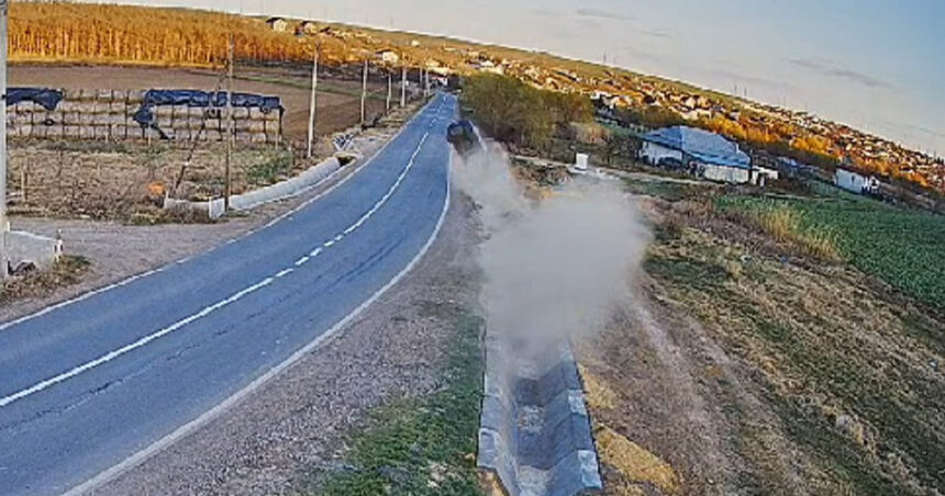 video accident grav in galati provocat de un sofer beat momentul in care masina iese de pe carosabil si zboara cativa metri 67dbd414b9027