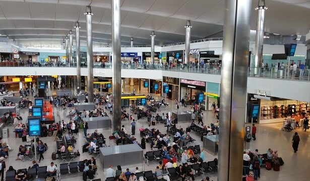 video aeroportul heathrow din londra inchis din cauza unei pene de curent cauzate de un incendiu pasagerii sfatuiti sa nu mearga la aeroport 67dd06b062971