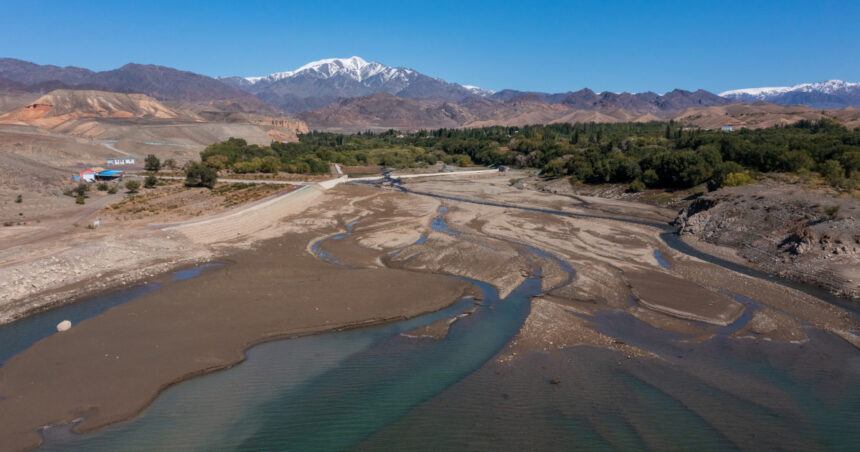 video alarmant rezerva de apa din topirea zapezii s a injumatatit si e la cel mai mic nivel din ultimii 5 ani nu mai e apa nici in rauri 67d6c5ba998f0