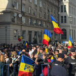 video calin georgescu isi depune astazi candidatura la alegerile prezidentiale sustinatorii sai il asteapta la bec cu pancarte 67caec53ed8ad