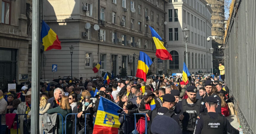 video calin georgescu isi depune astazi candidatura la alegerile prezidentiale sustinatorii sai il asteapta la bec cu pancarte 67caec53ed8ad