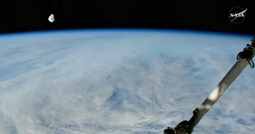 video cei patru astronauti plecati vineri de pe terra la bordul capsulei crew dragon a spacex au ajuns pe statia spatiala internationala 67d69c4c1c920