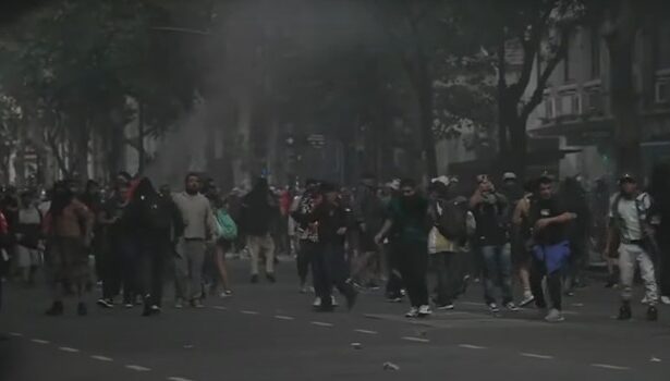 video ciocniri violente in argentina in cursul unui protest impotriva pensiilor mici si a masurilor de austeritate 67d28c3914a1a