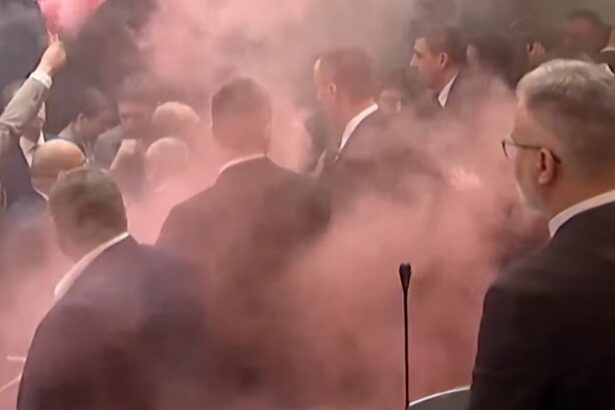 video deputati de opozitie din serbia au aruncat cu grenade fumigene in interiorul parlamentului 67c70a21117c8