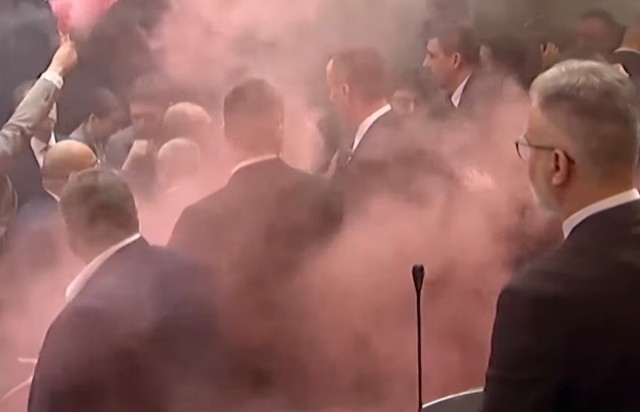 video deputati de opozitie din serbia au aruncat cu grenade fumigene in interiorul parlamentului 67c70a21117c8