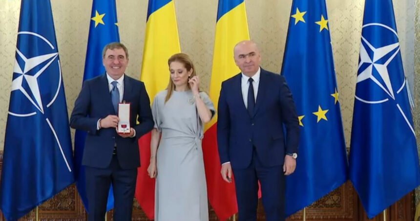 video gheorghe hagi a fost decorat cu steaua romaniei cea mai inalta distinctie a tarii 50 de ani am muncit ca sa vina aceasta zi 67d400845a5ee