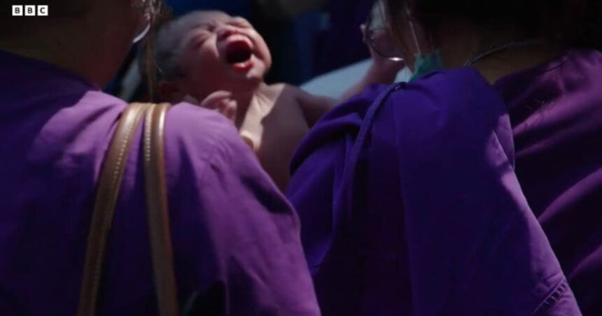 video momentul in care un bebelus s a nascut in mijlocul dezastrului dupa cutremurul din myanmar toate spitalele evacuate de urgenta 67e7e2129f506