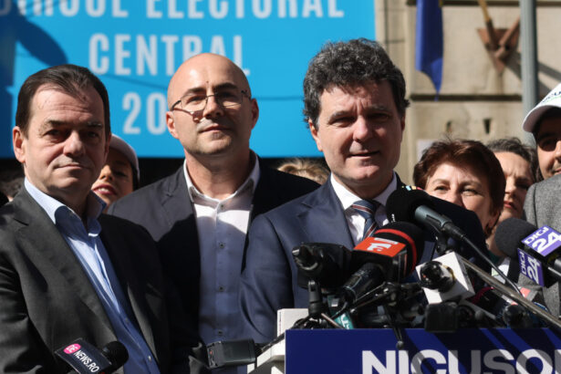 video nicusor dan insotit de un fost colonel sri in campania electorala este o activitate de voluntariat 67d95b9e49a20