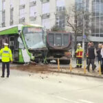 video o basculanta a intrat intr un tramvai in sectorul 6 al capitalei circulatia a fost deviata 67d5434fed4f0