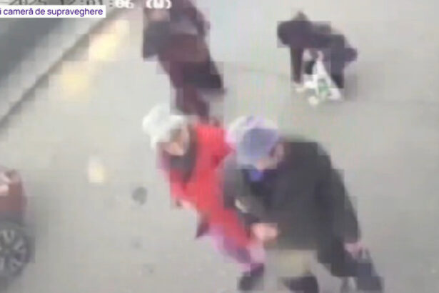video o batrana a fost talharita pe o strada din craiova de doua femei dupa ce a scapat bani pe jos momentul surprins de camerele din zona 67c83b203b1b6