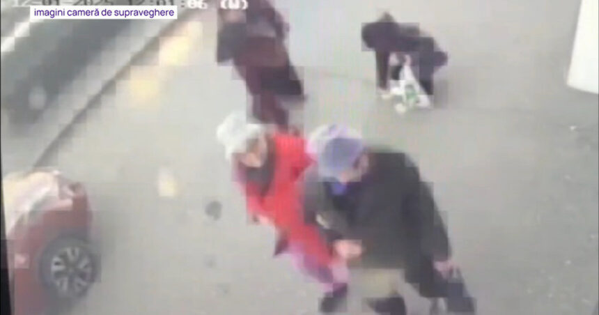 video o batrana a fost talharita pe o strada din craiova de doua femei dupa ce a scapat bani pe jos momentul surprins de camerele din zona 67c83b203b1b6