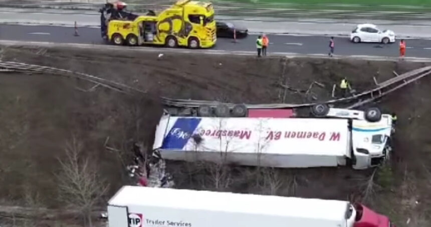 Operaţiune spectaculoasă de ridicare a unui TIR răsturnat pe centura ocolitoare a Braşovului 1 video operatiune spectaculoasa de ridicare a unui tir care s a rasturnat pe centura ocolitoare a brasovului 67e70f8aba548