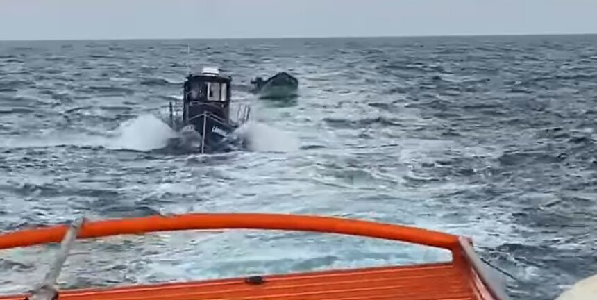 video pescari salvati de arsvom dupa ce au ramas cu barcile in larg 67c7f23e54516