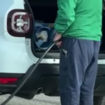 video piedone a inchis statii gpl dupa ce a descoperit ca buteliile pentru aragaz erau umplute direct din portbagajul autoturismelor 67e3f28087aab