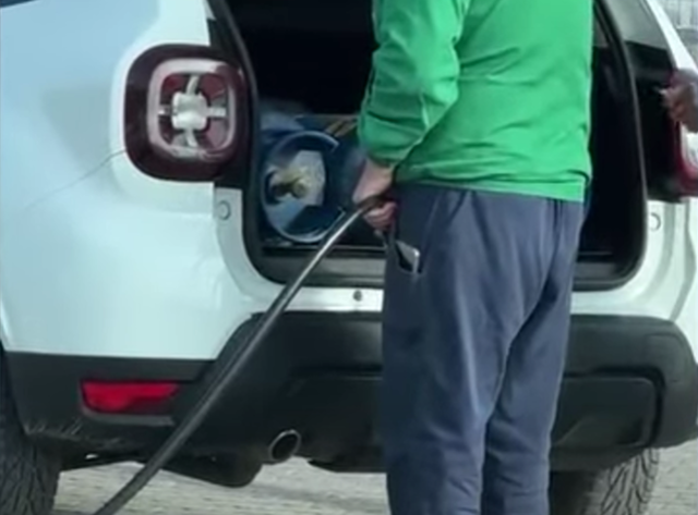 video piedone a inchis statii gpl dupa ce a descoperit ca buteliile pentru aragaz erau umplute direct din portbagajul autoturismelor 67e3f28087aab