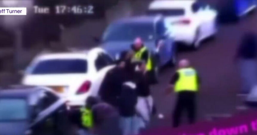video politisti britanici atacati de un grup de romani dupa ce asistentii sociali au vrut sa ia doi copii dintr o casa 67c5da5931778