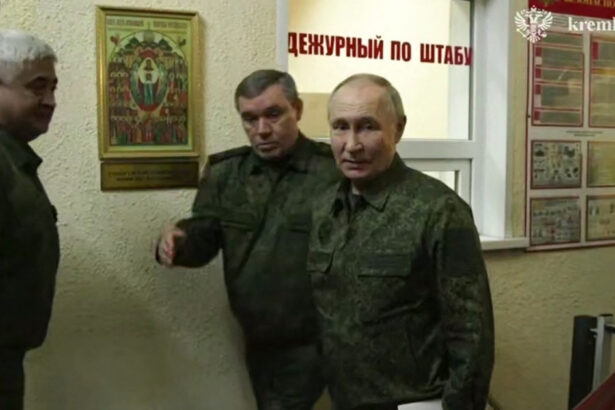 video putin si a vizitat trupele din kursk seful armatei ruse i a spus ca ucrainenii din regiune sunt inconjurati 67d1f71a6eab8