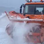 video se circula in conditii de iarna in pasul tihuta drumarii au intervenit cu utilajele de deszapezire 67d805e2dd06c