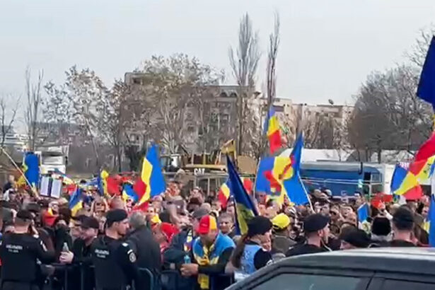 video sediul ccr pazit de spp si jandarmerie sute de sustinatori ai lui calin georgescu protesteaza afara 67d067e276cd5