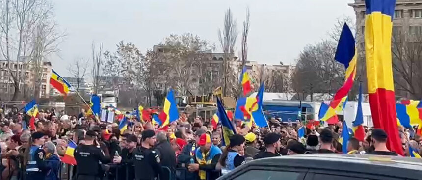 video sediul ccr pazit de spp si jandarmerie sute de sustinatori ai lui calin georgescu protesteaza afara 67d067e276cd5
