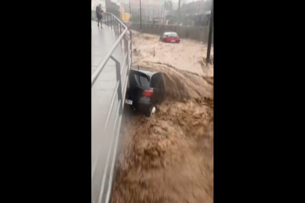 video tata pleaca masina spania lovita din nou de inundatii zeci de oameni salvati si autoturisme luate de apa autoritatile in alerta 67c841b30c721