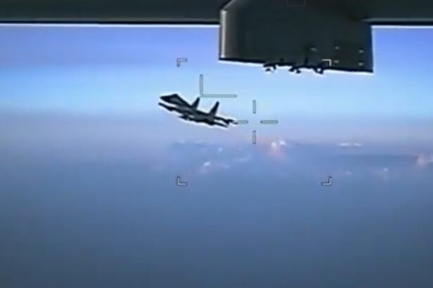 video un avion de lupta rusesc se apropie periculos de o drona franceza o actiune intentionata si agresiva 67c75d3062828
