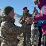 video un soldat ucrainean care si a pierdut picioarele in razboi si a cerut cerut iubita in casatorie la poalele muntelui hovarla 67e1d04563f80