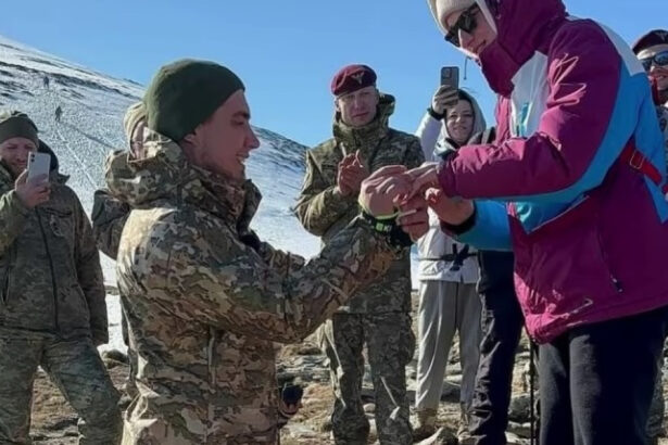 video un soldat ucrainean care si a pierdut picioarele in razboi si a cerut cerut iubita in casatorie la poalele muntelui hovarla 67e1d04563f80