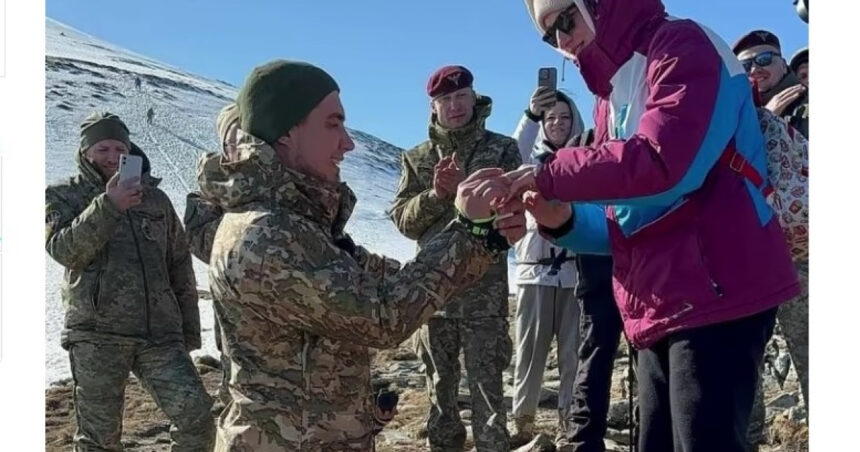 video un soldat ucrainean care si a pierdut picioarele in razboi si a cerut cerut iubita in casatorie la poalele muntelui hovarla 67e1d04563f80