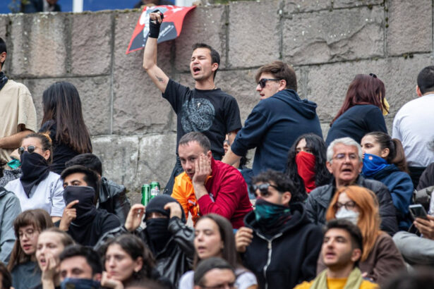 video zeci de mii de oameni s au strans la istanbul pentru a protesta la adresa incarcerarii primarului ekrem imamoglu 67e7e2067bc50