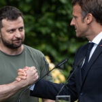 video zelenski intrerupt in timpul unui interviu de un apel de la macron ne sunam des presedintele ucrainean anunta o vizita in franta 67dc20da1c293