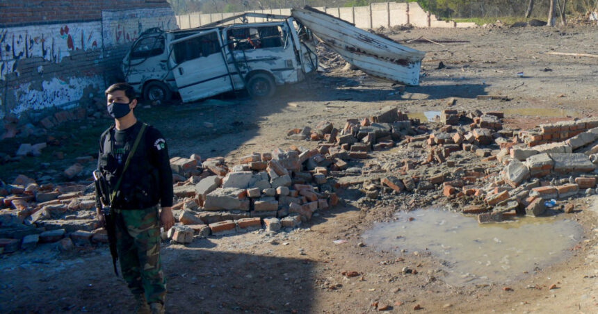 videofoto atentat sinucigas la o baza militara din pakistan 12 morti si 30 de raniti atacul a fost revendicat de un grup afiliat talibanilor 67c802507763d