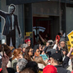 videofoto noua persoane au fost arestate dupa ce au protestat impotriva lui musk la o reprezentanta tesla din new york fara dictatori in sua 67c429e77f92c
