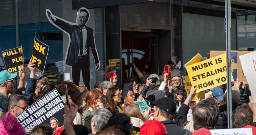 videofoto noua persoane au fost arestate dupa ce au protestat impotriva lui musk la o reprezentanta tesla din new york fara dictatori in sua 67c429e77f92c