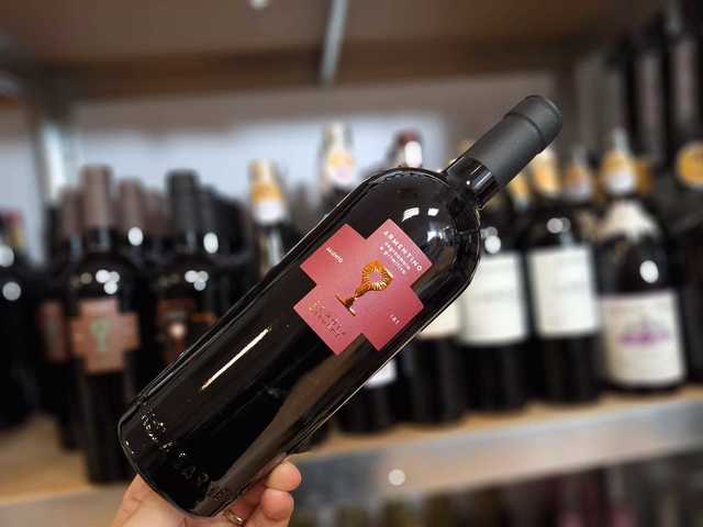 vinul zilei un cupaj din negroamaro si primitivo din puglia cu note de prune coapte si visine completate de accente de fructe negre savuros alaturi de carne la gratar branzeturi maturate si paste 67ca9c2688137