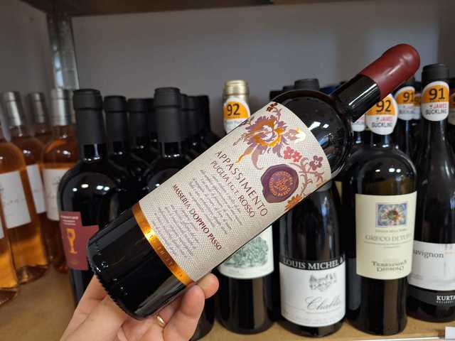 vinul zilei un cupaj rosu din regiunea puglia obtinut din struguri locali un vin cu arome fructate intense companionul perfect pentru preparate din carne de rata vanat carne rosie sau branzeturi 67e3a8a8d31fe