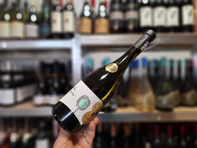 vinul zilei un sauvignon blanc de la o crama romaneasca un vin alb savuros care a primit titlul de top wine of the year la authentic world taste 2024 note de pomelo fructul pasiunii flori de soc 67c6a7a6f03fd
