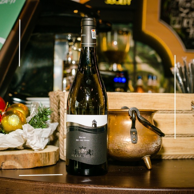 vinul zilei un vin alb rafinat ambasadorul terroir ului transilvanean dar si al soiurilor germane un vin ce intampina cu bucurie un peste bine rumenit cu fenicul si usturoi caramelizat 67d91cb5b3d67