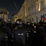 violente la sediul bec jandarm lovit cu o caramida de sustinatorii lui calin georgescu oamenii legii au folosit gaze lacrimogene 67cdfd24a9278