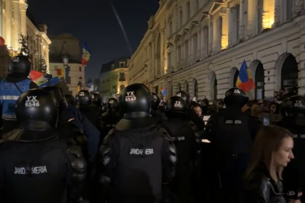 violente la sediul bec jandarm lovit cu o caramida de sustinatorii lui calin georgescu oamenii legii au folosit gaze lacrimogene 67cdfd24a9278