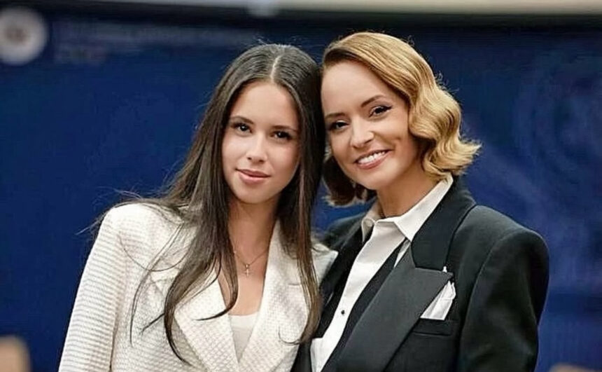 violeta banica aparitie eleganta alaturi de mama ei la un eveniment de moda nici andreea marin nu s a lasat mai prejos cu tinuta aleasa 67e6968f8081a