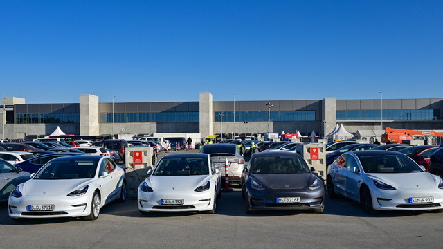 zeci de persoane au protestat la un showroom tesla din portugalia 67cdfd37a82f3