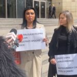 adriana bahmuteanu protest in mijlocul strazii stop abuzului a mers in fata tribunalului bucuresti alaturi de o vedeta si de o prietena 67f5138c19169