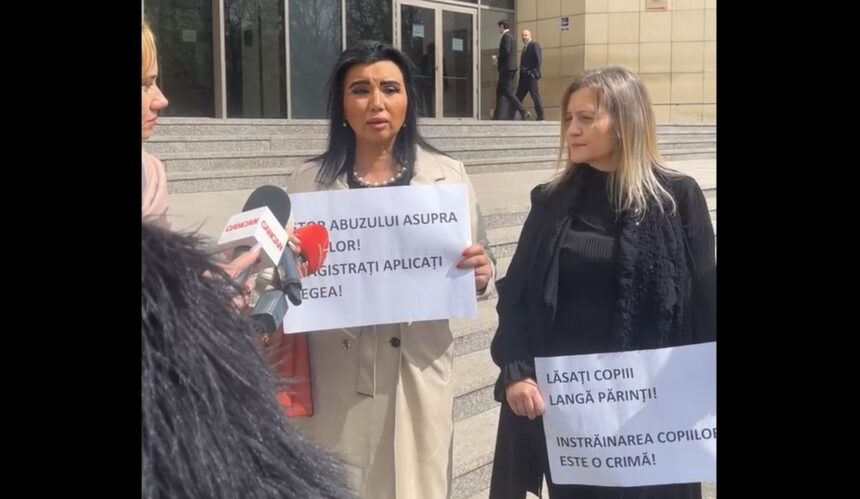 adriana bahmuteanu protest in mijlocul strazii stop abuzului a mers in fata tribunalului bucuresti alaturi de o vedeta si de o prietena 67f5138c19169