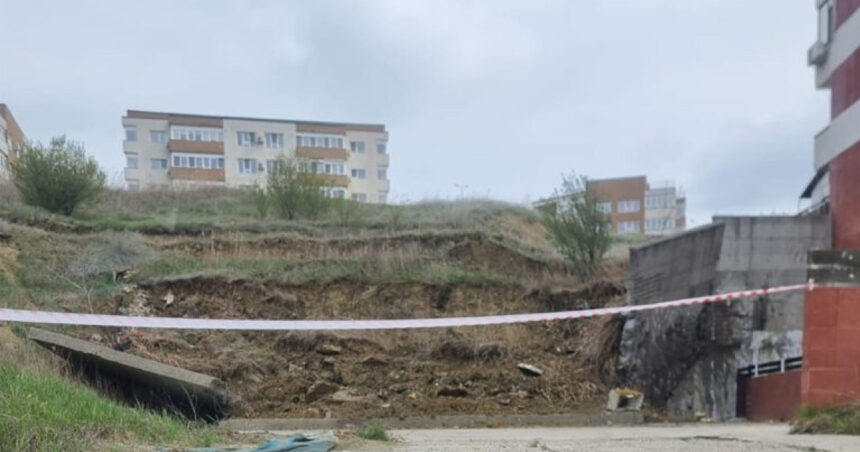 alunecare de teren in zona unui complex rezidential din iasi un zid de sprijin al unei parcari s a prabusit 67f92c388eee6