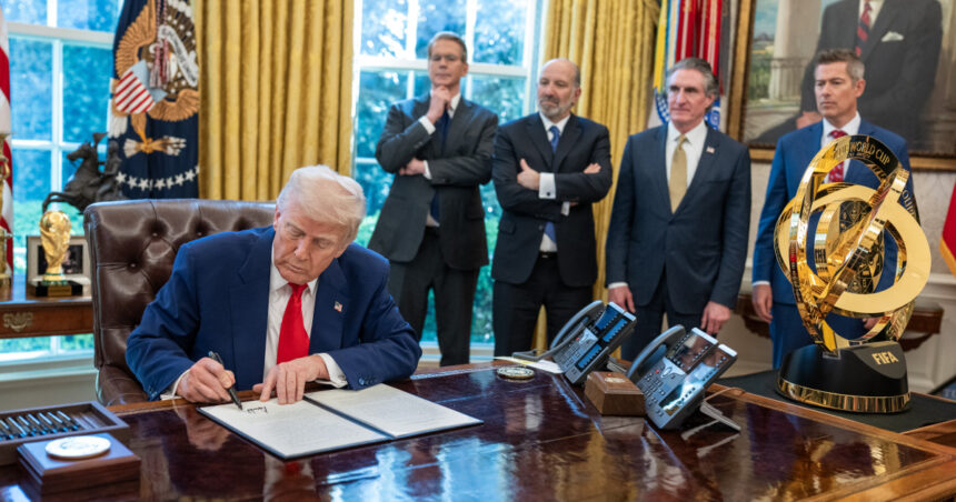 analiza frictiuni privind tarifele in echipa de consilieri miliardari de la casa alba cine a reusit sa castige increderea lui donald trump 67fbd2ce7ba63