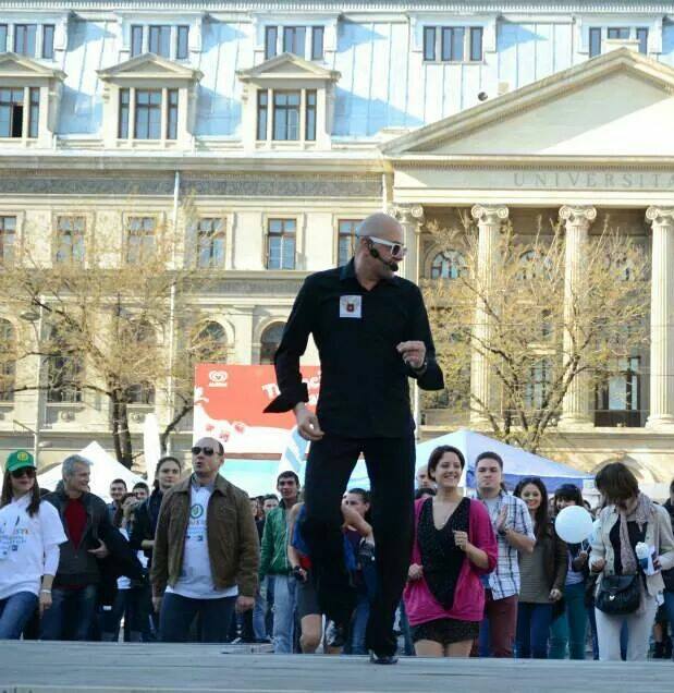 antrenorul vedetelor vrea in cartea recordurilor cel mai mare lant de oameni care fac simultan zumba pe malul marii video 67efe422f38f5